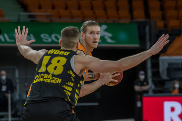 可能会与球 可能会与球